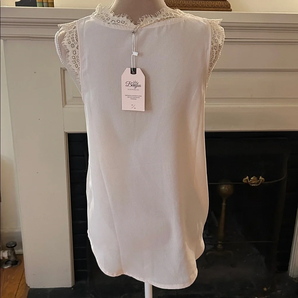 Berryou Elegant Lace Trim Cream Colored Camisole - Picture 2 of 4